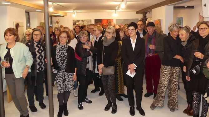 Künstlerinnen, Besucher und mittendrin Metzingens OB Carmen Haberstroh bei der Vernissage in Metzingen.  FOTO: SANDER