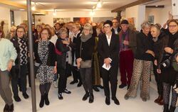 Künstlerinnen, Besucher und mittendrin Metzingens OB Carmen Haberstroh bei der Vernissage in Metzingen.  FOTO: SANDER