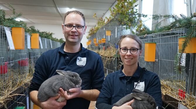 Thomas Heini und seine Frau Manuela zeigen ihre ausgezeichneten Perlfeh-Kaninchen. FOTO: STRAUB