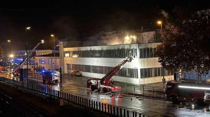 Die Brandnacht am 31. Oktober 2023: Ein Großaufgebot der Reutlinger Feuerwehr bekämpft das Feuer in der Karosseriewerkstatt von