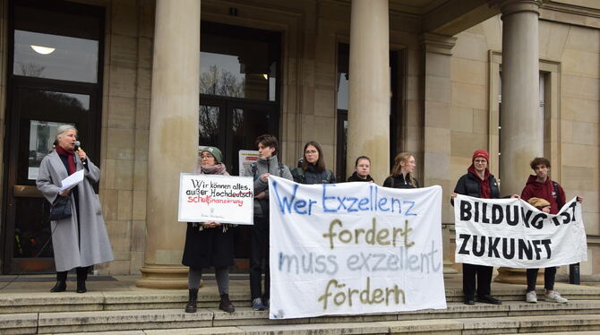 Seite an Seite mit den Studierenden der Uni Tübingen: Rektorin Karla Pollmann (links) bei der Demo gegen Haushaltskürzungen.