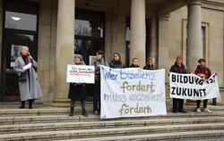 Seite an Seite mit den Studierenden der Uni Tübingen: Rektorin Karla Pollmann (links) bei der Demo gegen Haushaltskürzungen.