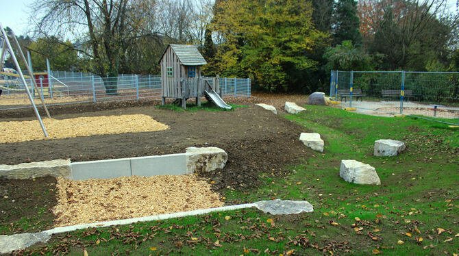 Der Spielplatz Wittum erhielt Flutrinnen und Spielflächen in Insellage.