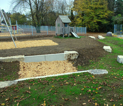 Der Spielplatz Wittum erhielt Flutrinnen und Spielflächen in Insellage.