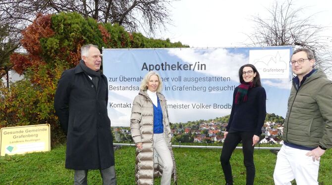 Bürgermeister Volker Brodbeck (von links), Apothekenbesitzerin Stefanie Foster, Pfarrerin Hannah Häfele vom Krankenpflegeverein