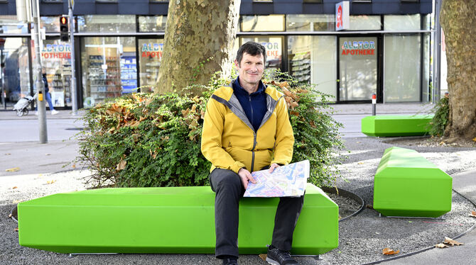 Kantige Würste,  kalt am Popo, aber Hingucker: die neuen Freiformbänke am Albtorplatz.