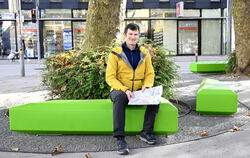 Kantige Würste,  kalt am Popo, aber Hingucker: die neuen Freiformbänke am Albtorplatz. 