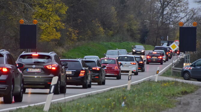 Neuer Versuch, die Auffahrunfälle auf der B 27 vor Bad Sebastiansweiler zu reduzieren. Vier bei Bedarf leuchtende LED-Wechselver