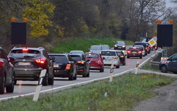 Neuer Versuch, die Auffahrunfälle auf der B 27 vor Bad Sebastiansweiler zu reduzieren. Vier bei Bedarf leuchtende LED-Wechselver