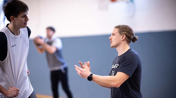 Seit dieser Saison der Athletikcoach und Physiotherapeut bei den Tigers Tübingen: Bene Cords (rechts). Hier im Gespräch mit Cent