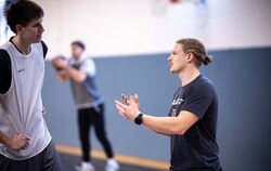 Seit dieser Saison der Athletikcoach und Physiotherapeut bei den Tigers Tübingen: Bene Cords (rechts). Hier im Gespräch mit Cent