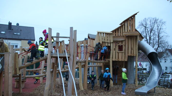 Der neue Spielturm auf dem Hermann-Löns-Platz läst Kinderherzen höher schlagen, am Mittwoch fand die offizielle Einweihung statt