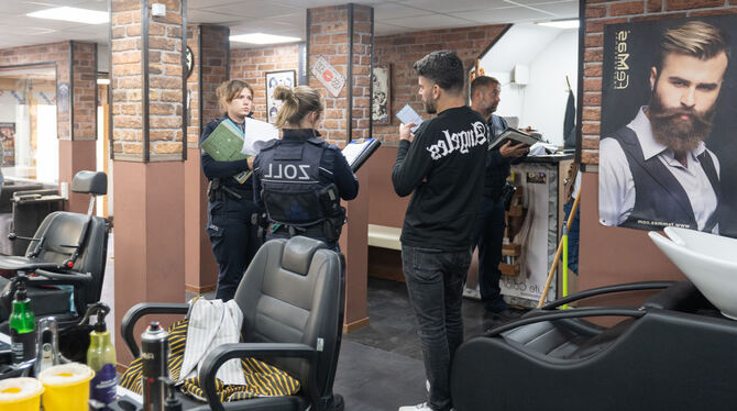 Zollkontrolle; Barbershop; Metzgerstraße; Reutlingen Ungewöhnliche Ansicht im Spiegel: Zwei Zollbeamtinnen am 16. Oktober bei der Kontrolle eines Barbershops in der Reutlinger Metzg
