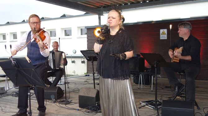 Die Sängerin Laura Ryhänen brachte beim Open-Air-Konzert 2021  mit ihrer Band Uusikuu echtes finnisches Tango-Flair nach Pliezha