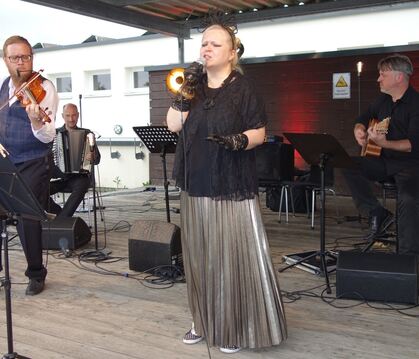 Die Sängerin Laura Ryhänen brachte beim Open-Air-Konzert 2021  mit ihrer Band Uusikuu echtes finnisches Tango-Flair nach Pliezha