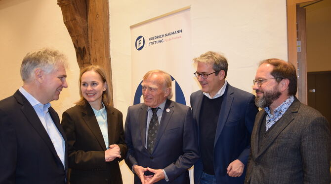 Zwischen humorvoll und nachdenklich (von links): Laudator Ludwig Heuss, Annett Witte von der Naumann-Stiftung, Helmut Haussmann,