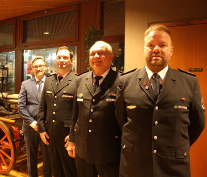 Wachablösung bei der Freiwilligen Feuerwehr Gomaringen (von links): Bürgermeister Steffen Heß, der neue erste Kommandant Stefan 