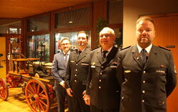 Wachablösung bei der Freiwilligen Feuerwehr Gomaringen (von links): Bürgermeister Steffen Heß, der neue erste Kommandant Stefan 