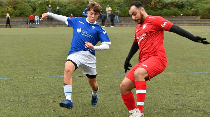 Ahmad Ahmad (rechts, TSV Oferdingen) behauptet den Ball gegen Finn Beck vom VfL Pfullingen III.