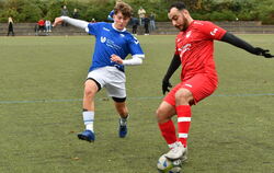 Ahmad Ahmad (rechts, TSV Oferdingen) behauptet den Ball gegen Finn Beck vom VfL Pfullingen III.