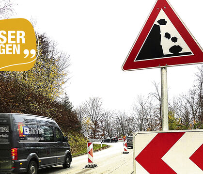 Die Dauerbaustelle auf der Eninger Steige: Gebaut wird hier nicht. Der Verkehr kann nur einspurig an der Sperrung vorbei. Von re