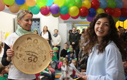 Elternvertreterin Sarah Saraiva (rechts) überreichte Susanne Gekeler, Leiterin der Kirchentellinsfurter Kita Weilhau (links), ei