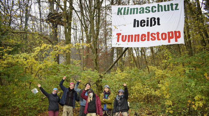 Seit Montagnacht haben Aktivisten ein Protestcamp am Wald beim  Französischen Viertel in Tübingen errichtet. Ein erstes Baumhaus