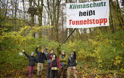 Seit Montagnacht haben Aktivisten ein Protestcamp am Wald beim  Französischen Viertel in Tübingen errichtet. Ein erstes Baumhaus