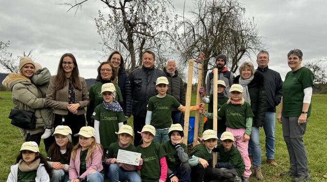 Gruppenbild mit Minigärtnern, Sponsoren und Initiatorin Isabel Aurenz (hintere Reihe, Zweite von links) auf dem Bongertwasen.  F