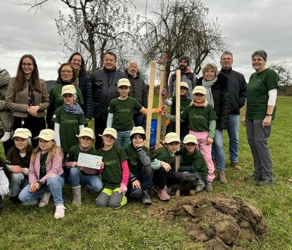 Gruppenbild mit Minigärtnern, Sponsoren und Initiatorin Isabel Aurenz (hintere Reihe, Zweite von links) auf dem Bongertwasen.  F