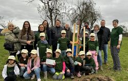 Gruppenbild mit Minigärtnern, Sponsoren und Initiatorin Isabel Aurenz (hintere Reihe, Zweite von links) auf dem Bongertwasen.  F