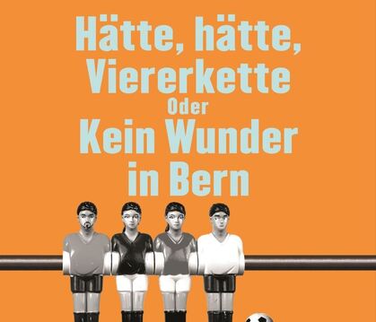 Jörg Heinrich: Hätte, hätte, Viererkette oder Kein Wunder in Bern.Kartoniert. 238 Seiten. 18 Euro. Hirzel- Verlag, Stuttgart. 