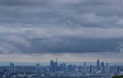 Dunkle Wolken über Bankenskyline von Frankfurt/Main