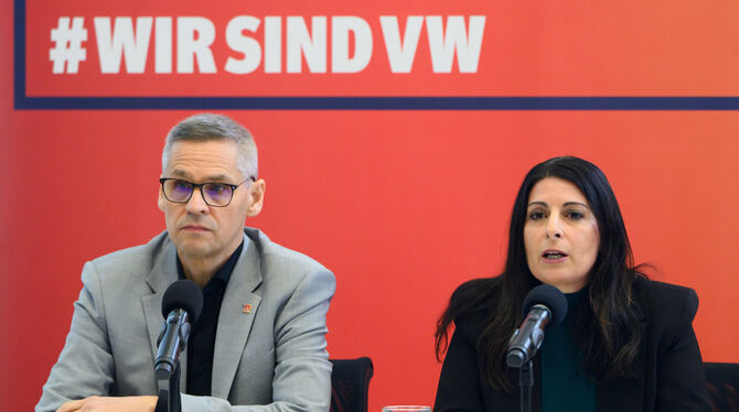 Thorsten Gröger, IG Metall-Verhandlungsführer, und Daniela Cavallo, Gesamtbetriebsratsvorsitzende Volkswagen, sprechen bei einer