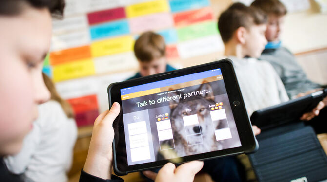 Nordrhein-Westfalen, Schule, Schulunterricht, Digitalpakt, Unterricht, iPad, Apple, Tablet-PC, Tabletcomputer, Tablet, Fremdspra Ist in Zeiten von KI eine einzige Fremdsprache an Schulen ausreichend? Die Bildungsverbände im Land sind anderer Meinung.