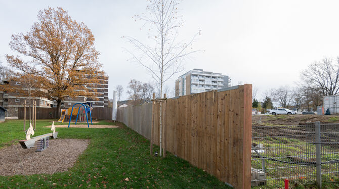 Statt Bauzaun trennt jetzt eine Holzwand den Kita-Spielplatz im Neugreuth von der Großbaustelle - und zwar an der richtigen Stel