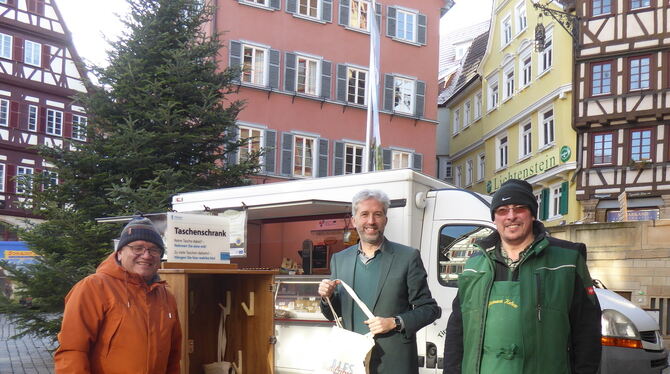 Borsi Palmer und die Markrtsprecher Helmut Hennegriff und Andreas Kehrer haben die ersten Taschen in den Tübinger Taschenschrank