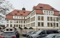 Geh-Weg verschmälert, Autos zugeparkt: Elterntaxis auf dem Parkplatz der Metzinger Sieben-Keltern-Schule.