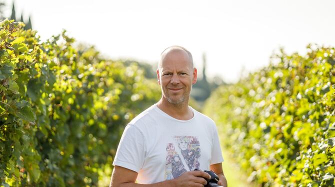 Thilo Weimar aus Gomaringen lebt mittlerweile am Gardasee und hat sich ganz dem Wein verschrieben.  FOTO: PRIVAT