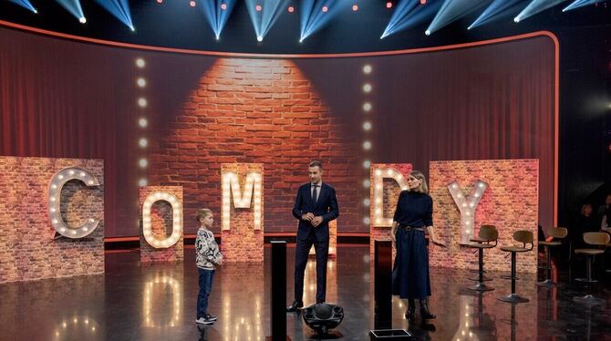 Die zu erkennenden Comedy-Stars waren für ihren Ein-Wort-Auftritt sogar im Studio und versteckten sich hinter einer großen Wand.