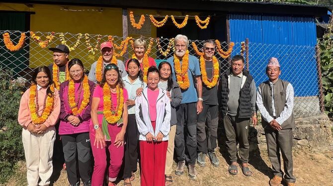 Der Empfang in den Dörfern in Nepal war für das ärztliche Hilfsteam sehr herzlich, Rainer Claußnitzer (in der hinteren Reihe 2.