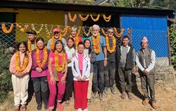 Der Empfang in den Dörfern in Nepal war für das ärztliche Hilfsteam sehr herzlich, Rainer Claußnitzer (in der hinteren Reihe 2. 