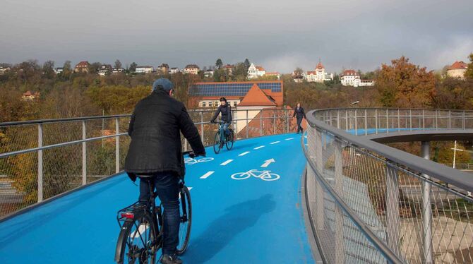 Finde den Fehler! Die neue RadbrückeTübingen ist streng genommen für Fußgänger tabu.