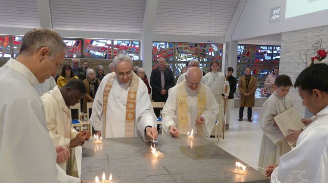 Altarweihe in der katholischen Kirche St. Johannes in Riederich.  FOTO: SANDER