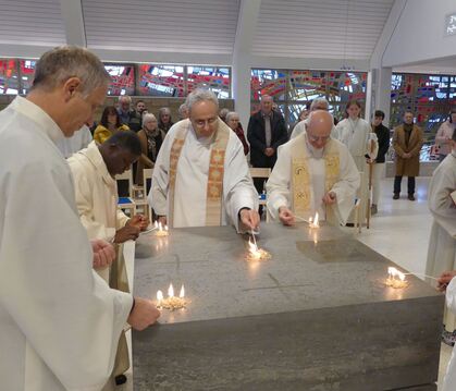 Altarweihe in der katholischen Kirche St. Johannes in Riederich.  FOTO: SANDER