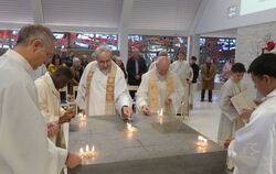 Altarweihe in der katholischen Kirche St. Johannes in Riederich.  FOTO: SANDER