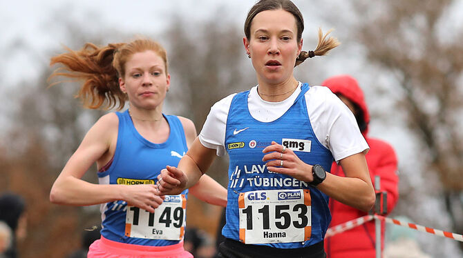 Bei den deutschen Meisterschaften im Crosslauf triumphiert die Tübingerin Hanna Klein (rechts). Ihre Teamkollegin Eva Dieterich