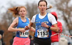 Bei den deutschen Meisterschaften im Crosslauf triumphiert die Tübingerin Hanna Klein (rechts). Ihre Teamkollegin Eva Dieterich 