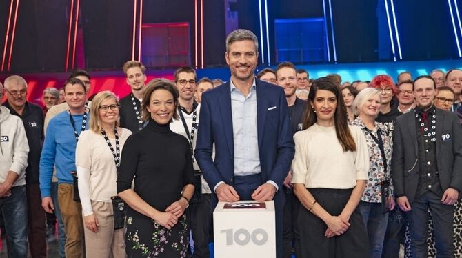 Die Teilnehmer der Debatten-Show »Die 100 - Was Deutschland bewegt«  mit Ingo Zamperoni (vorne), Anna Planken (links)  und Linda