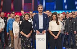 Die Teilnehmer der Debatten-Show "Die 100 - Was Deutschland bewegt"  mit Ingo Zamperoni (vorne), Anna Planken (links)  und Linda